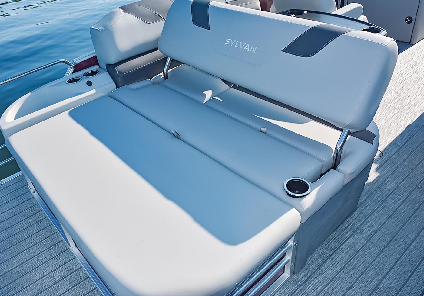 Sylvan wide boat seat with cupholder