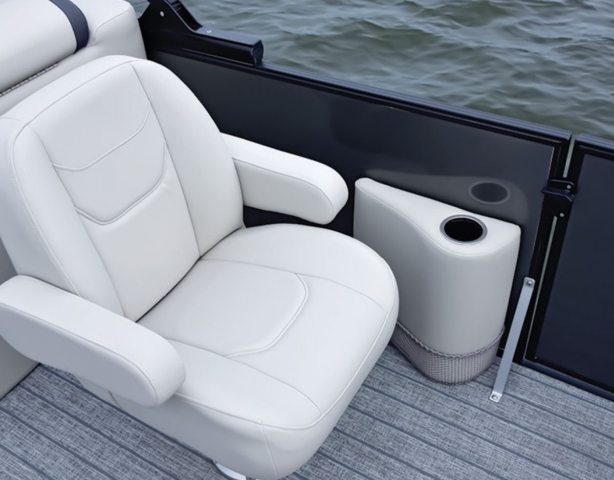 Comfy seats from the Starcraft Marine EXS-5
