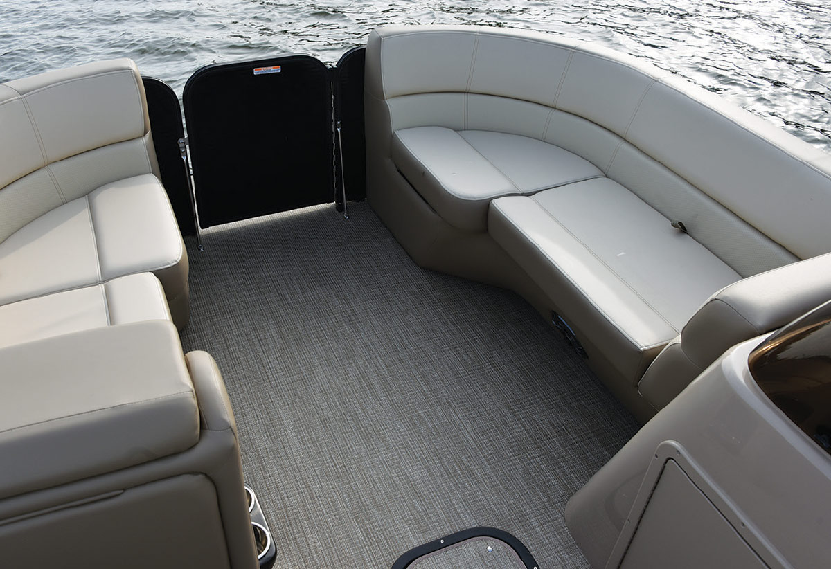 23 AURORA LE RF's seating area