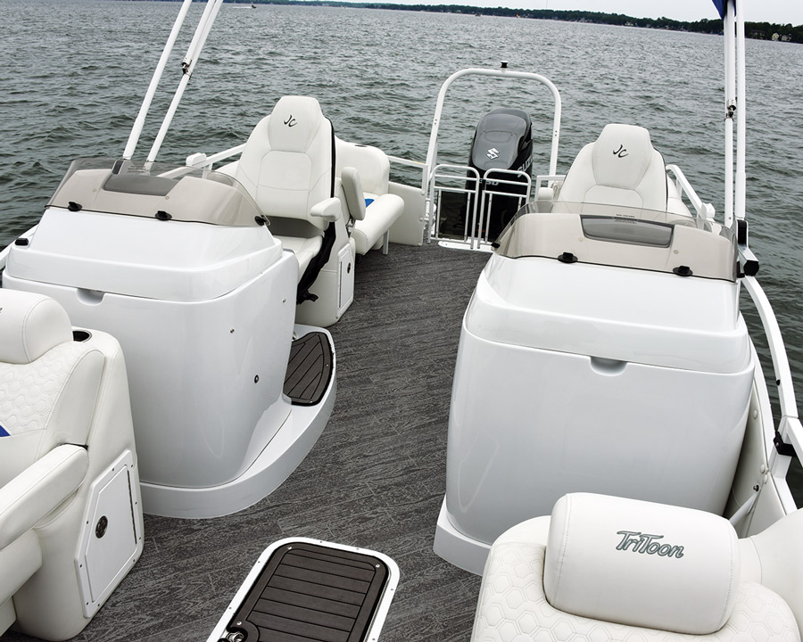 View of the SportToon 26 TT from the frontside of the driving seat