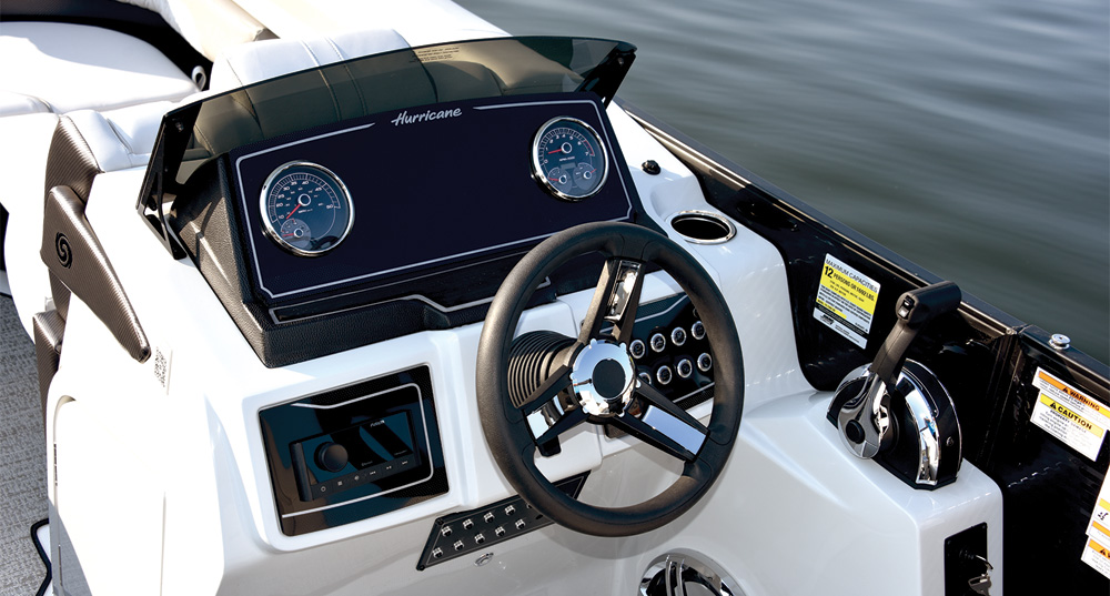 Hurricane FunDeck 2360 SFL helm