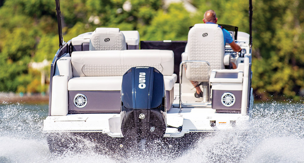Rear view of Hurricane FunDeck 2360 SFL