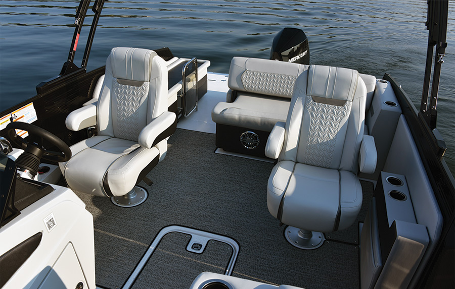 Hurricane FunDeck 2360 SFL seating
