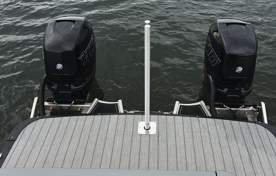 the Tahoe 2585 Grand Tahoe LTD Twin Elite Windshield (ELW) dual propellers
