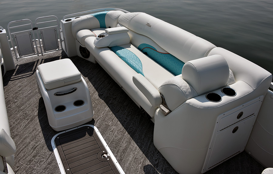 JC TriToon Marine SportYacht 32 TT HTH couch