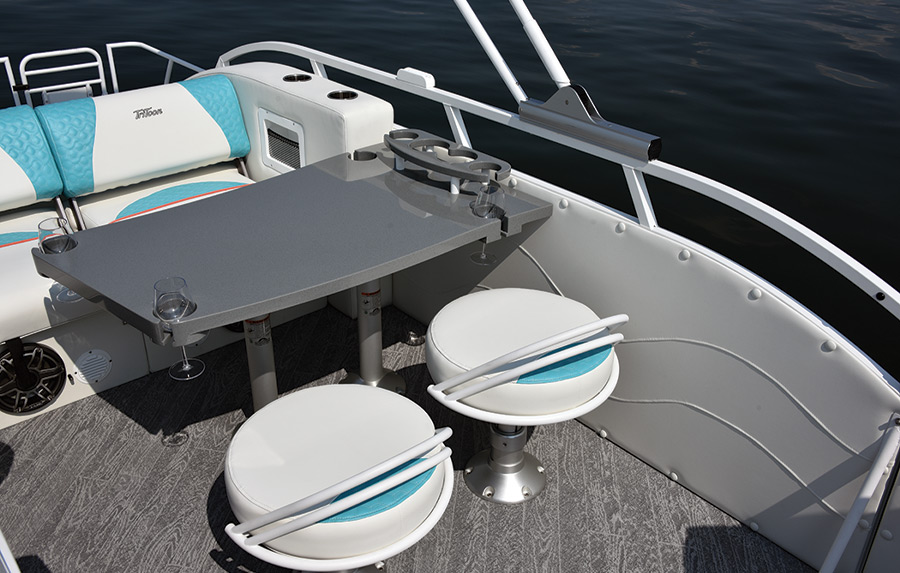 JC TriToon Marine SportYacht 32 TT HTH table and stools