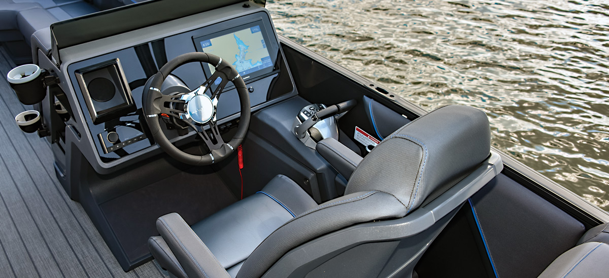 Manitou Explore 24 MAX pontoon driver's seat
