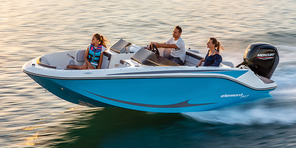 blue Bayliner M17 in the water