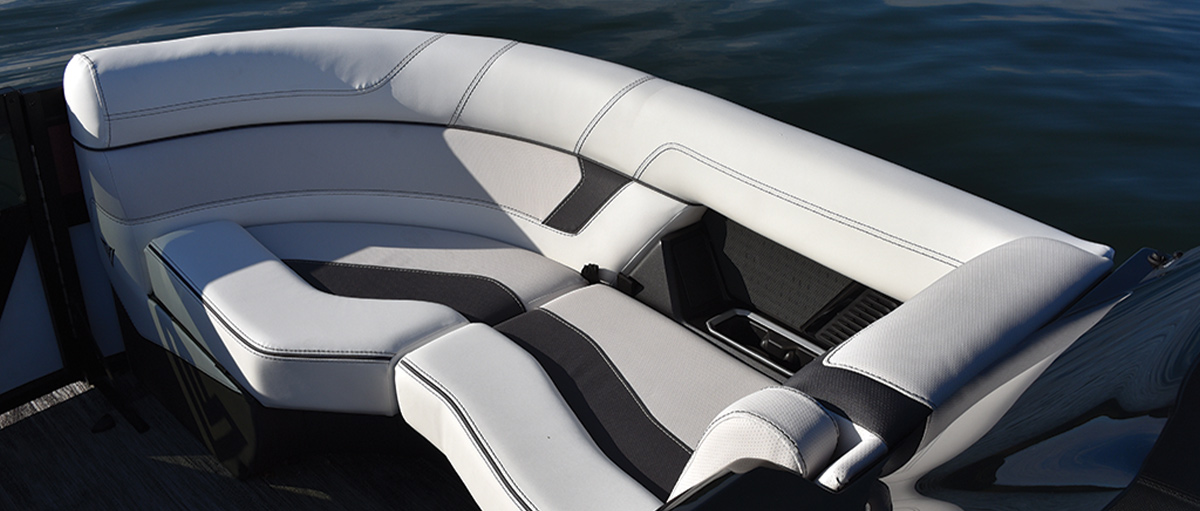 seats on a Viaggio Diamante pontoon