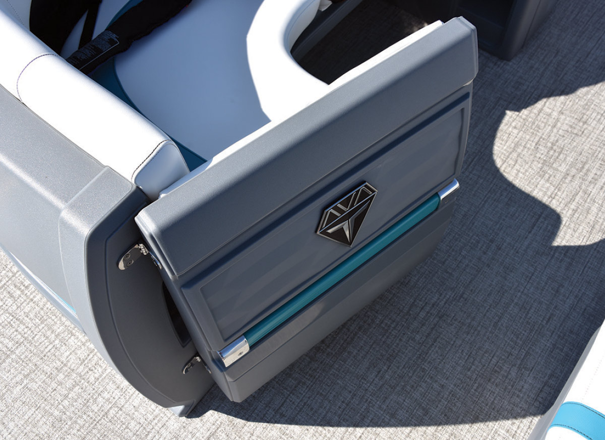 gate of Aura Quad Lounge pontoon