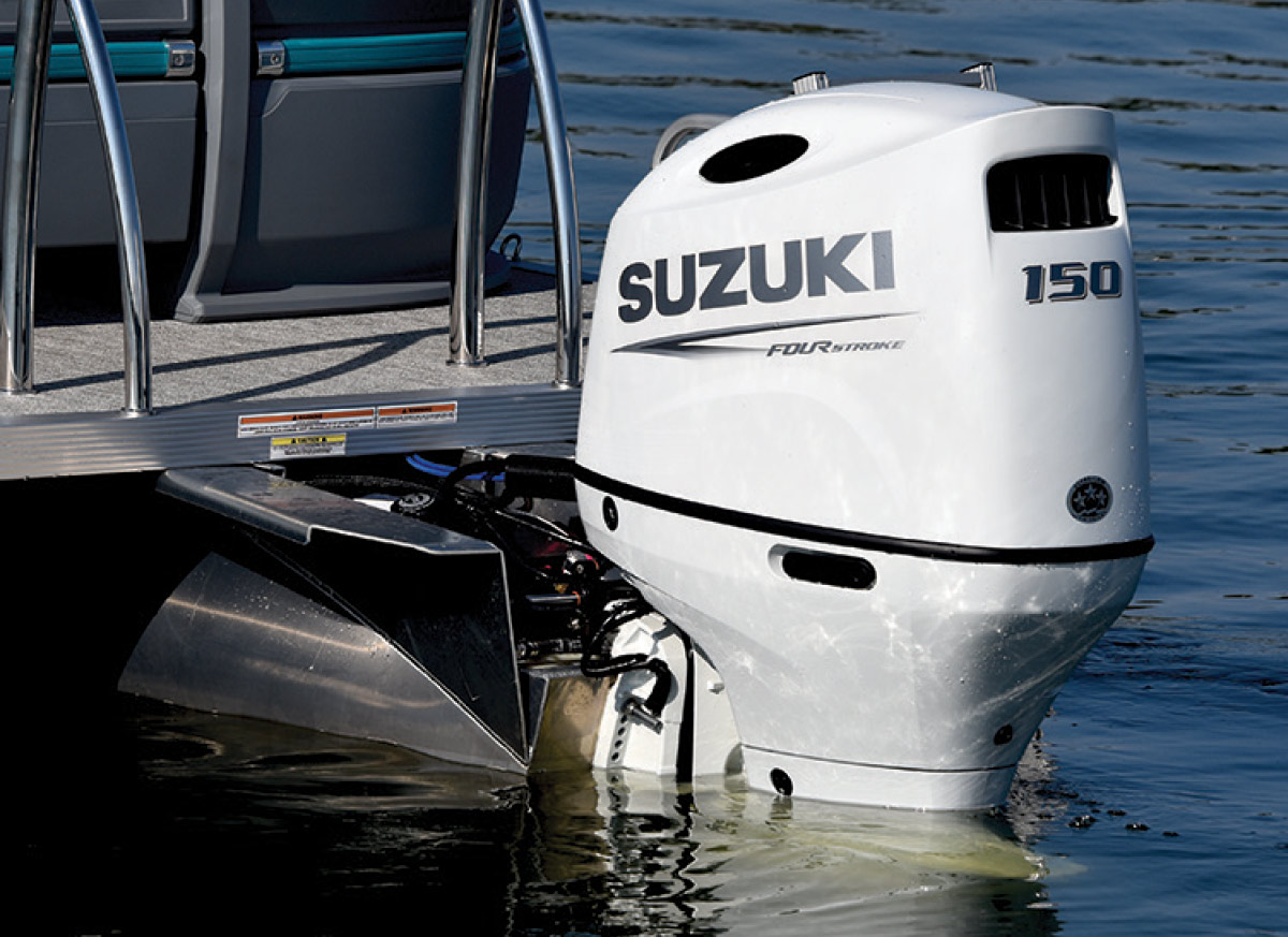 Suzuki engine on Aura Quad Lounge pontoon