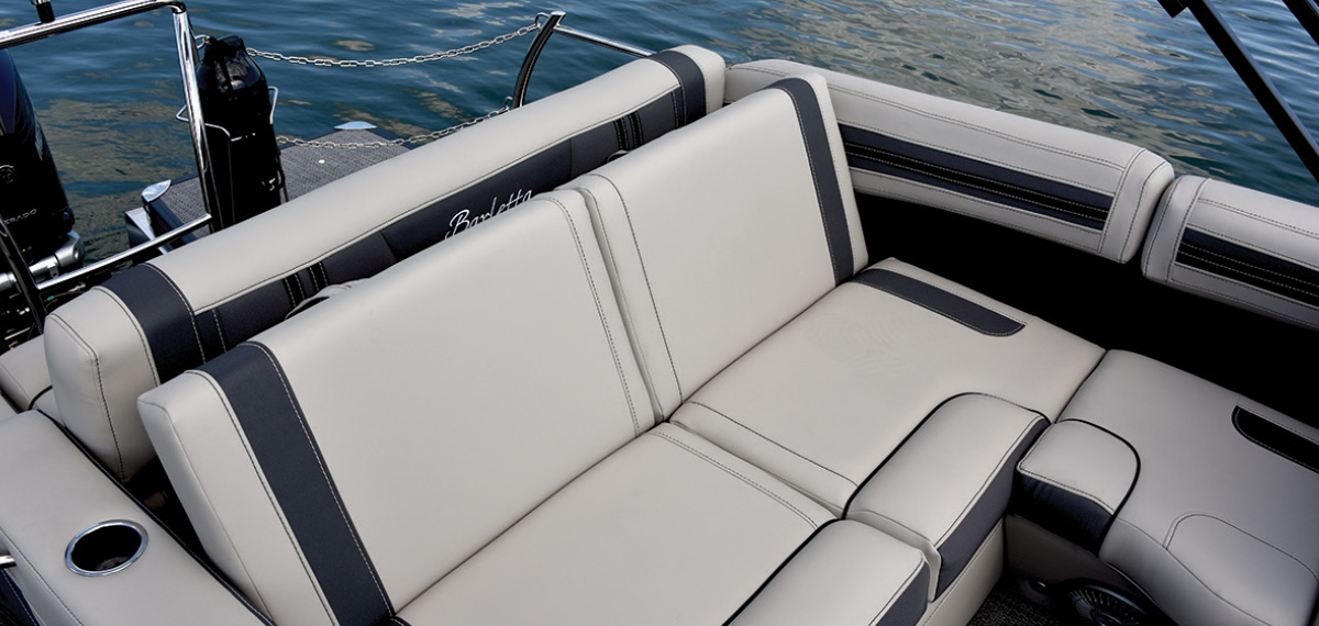 reclining seats in Barletta Corsa X23U pontoon