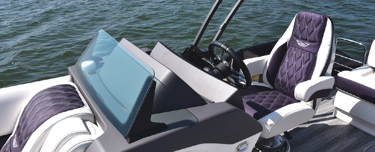 3/4 side view of driver's seat on Bennington 27 qxsbt2 pontoon
