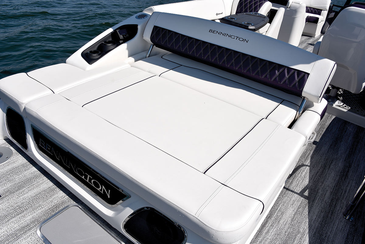 large lounge seat on Bennington 27 qxsbt2 pontoon