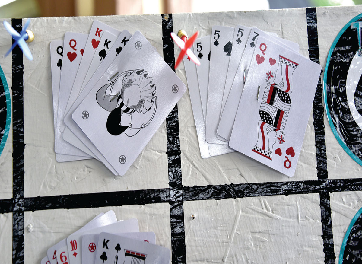 queen, king, 5, and 7 cards displayed on board