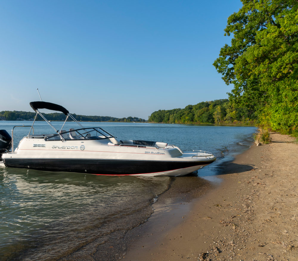 side profile of Splendor 259 Sunstar pontoon parked on shore