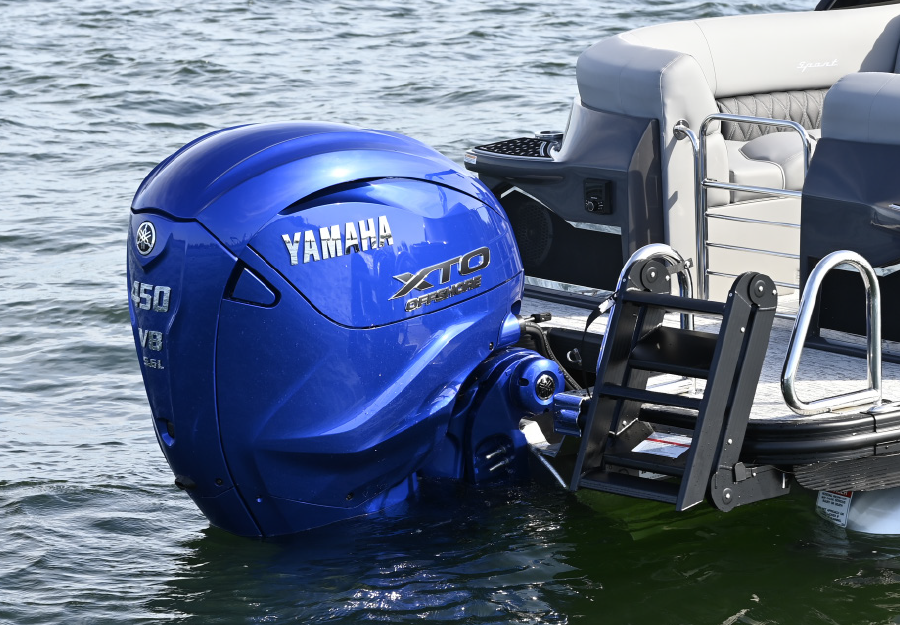 Bennington 27QXSBWAT2 pontoon motorboat vehicle's Yamaha 450 engine