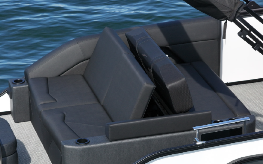 Evotti 723CS pontoon motorboat vehicle's lounge seating area