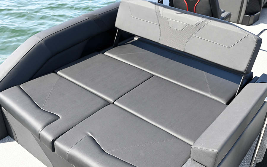Evotti 723CS pontoon motorboat vehicle's lounge seating area
