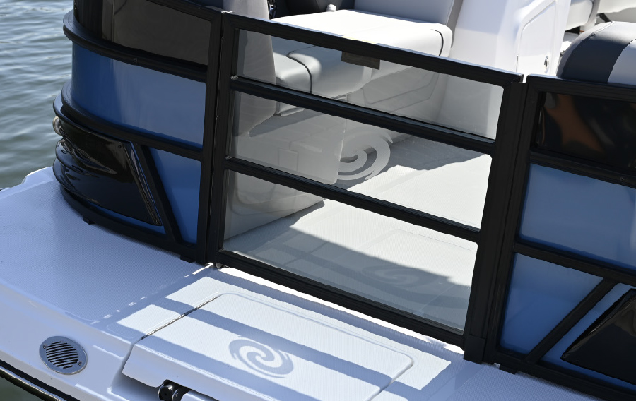 Hurricane FunDeck 2360 QS rear gate